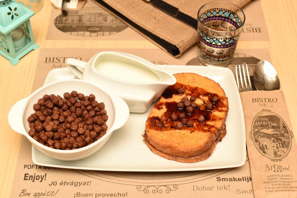Haţeg Artmotel & Bistro מראה חיצוני תמונה